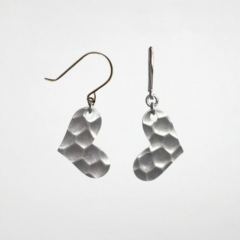 K10WG 槌目ハートピアス