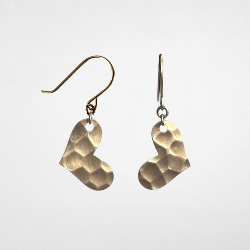 K10 槌目ハートピアス