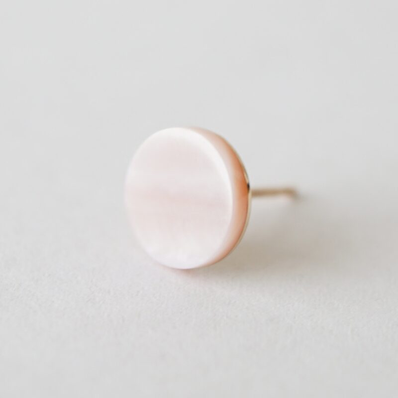 Thumbtack Earrings‐ピンク蝶貝【0.5ペア】
